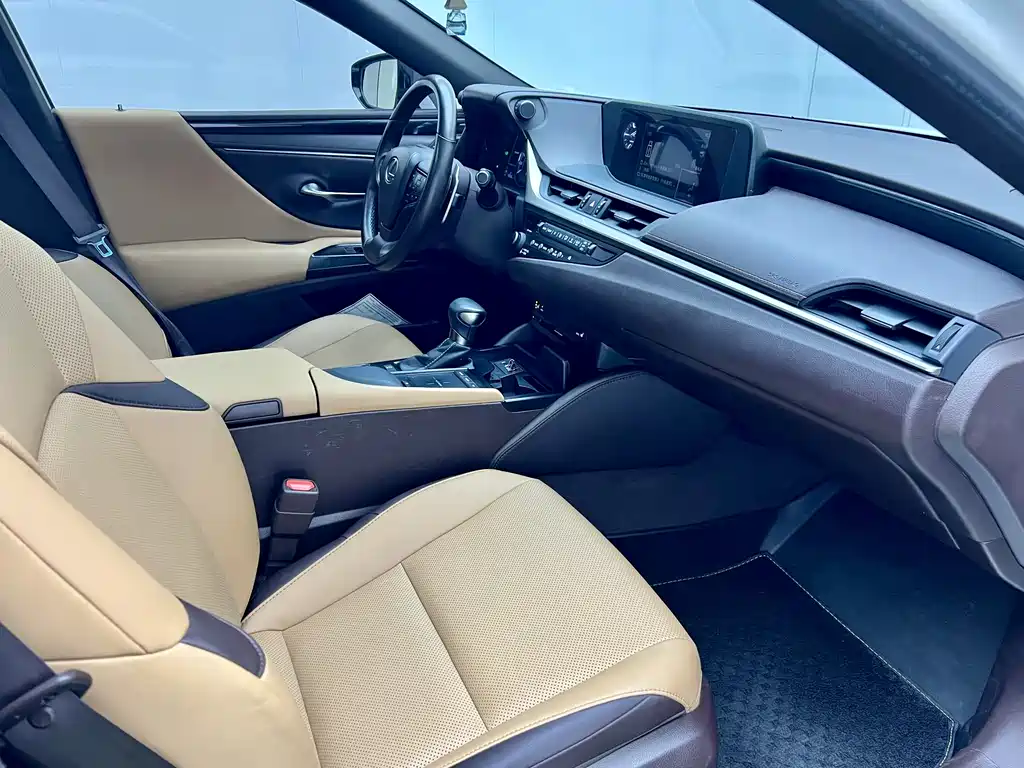 Lexus ES 2018 — фото 13