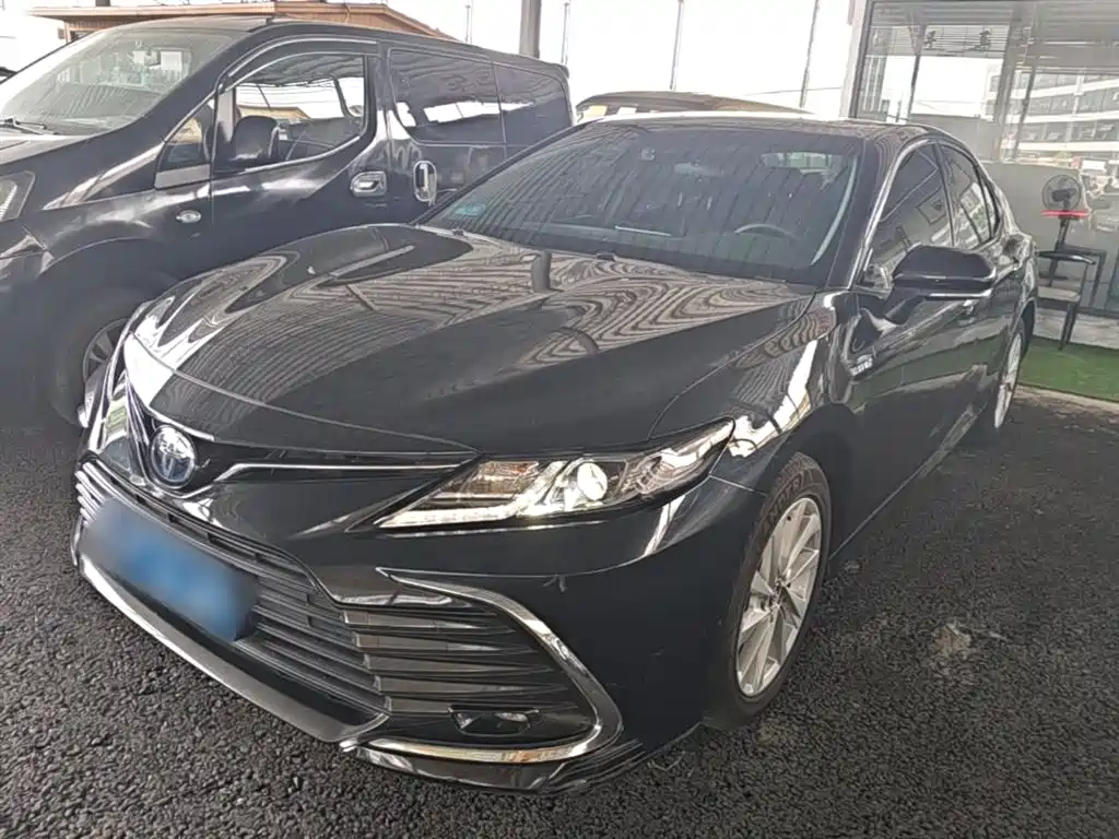 Toyota Camry 2023 — фото 2