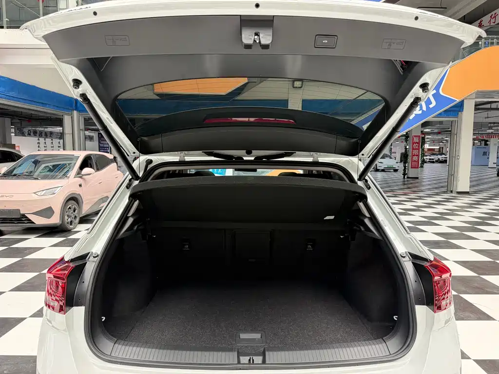 Volkswagen T-Roc 2023 — фото 19