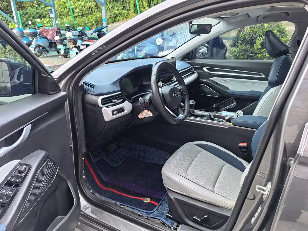 Geely Emgrand 2022