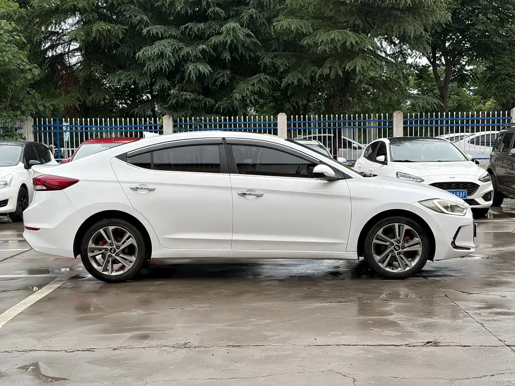 Hyundai Elantra 2018 — фото 16