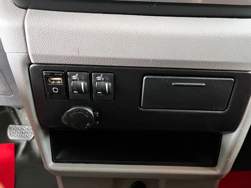 Toyota Sienna 2017 — фото 12