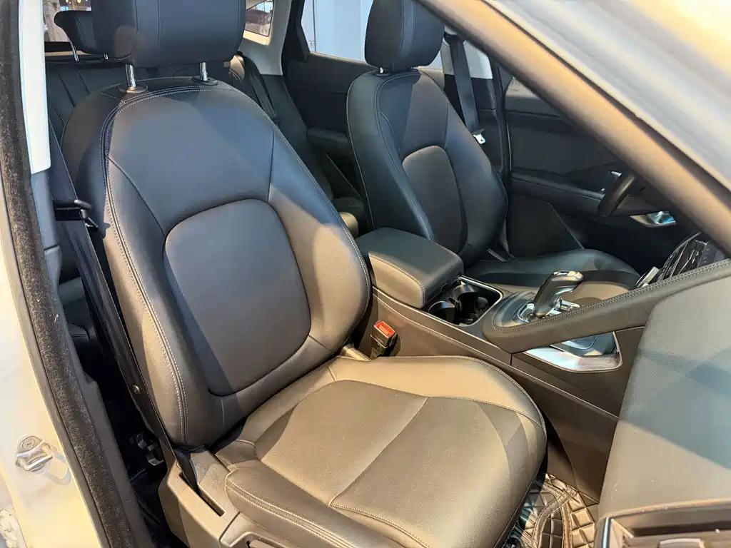 Jaguar E-PACE 2018 — фото 14