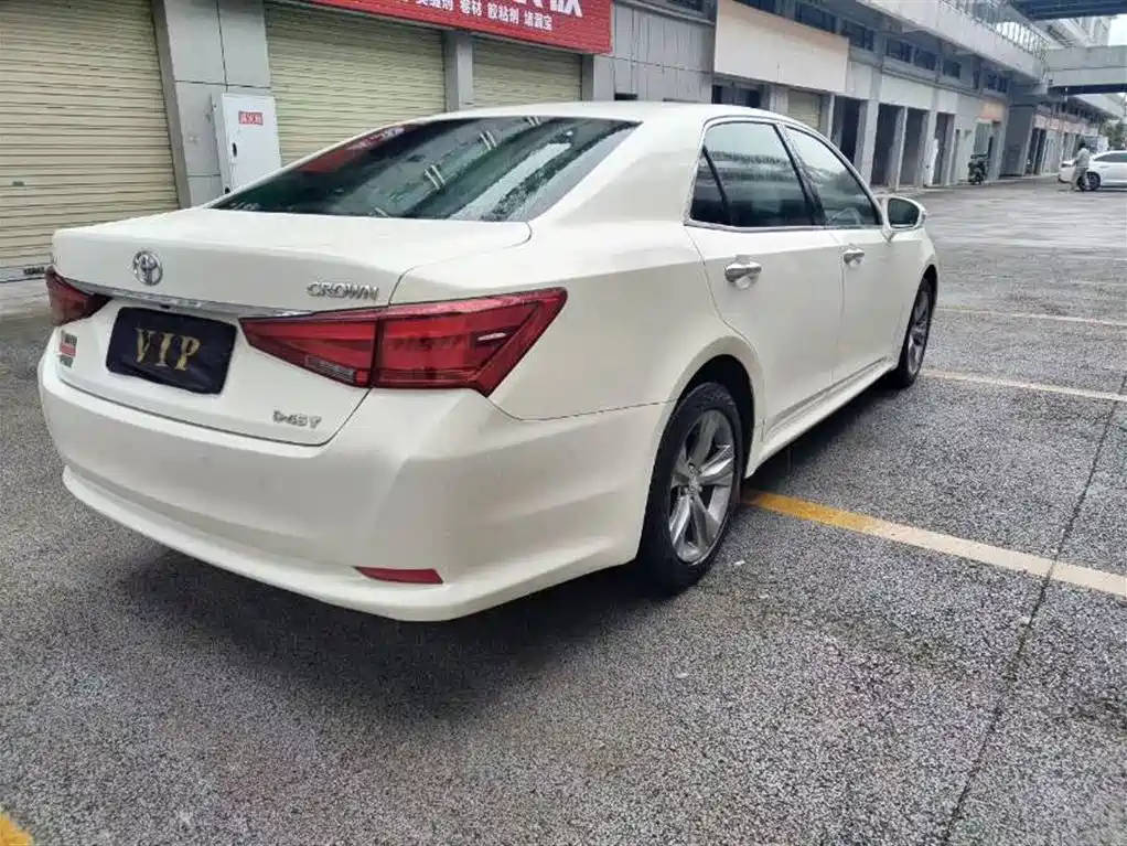 Toyota Crown 2015