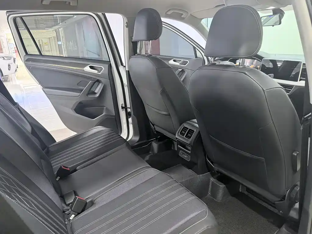 Volkswagen Tiguan L 2023 — фото 6