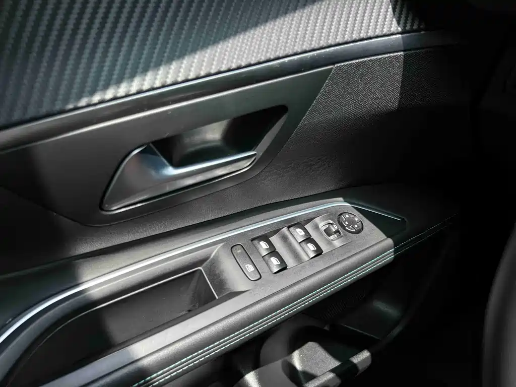 Peugeot 5008 2024 — фото 23