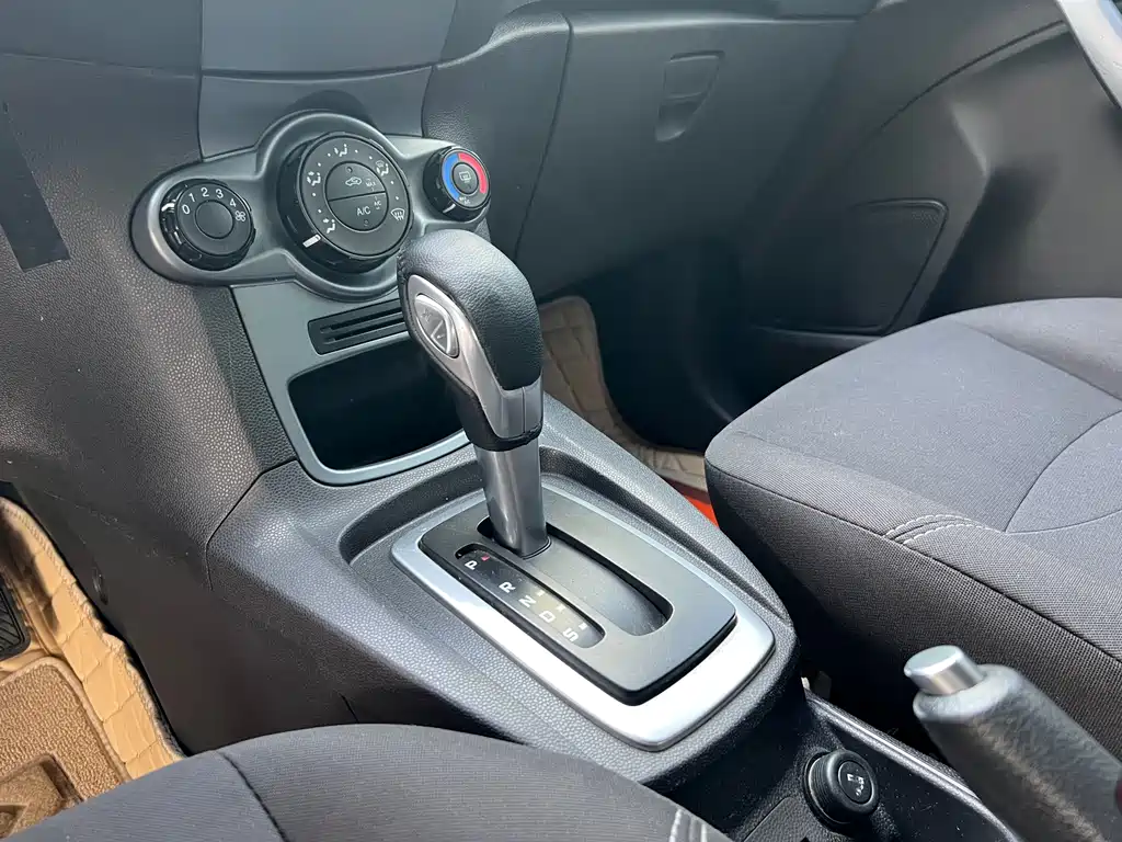 Ford Fiesta 2014 — фото 17