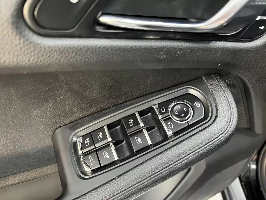 Porsche Macan 2017 — фото 15