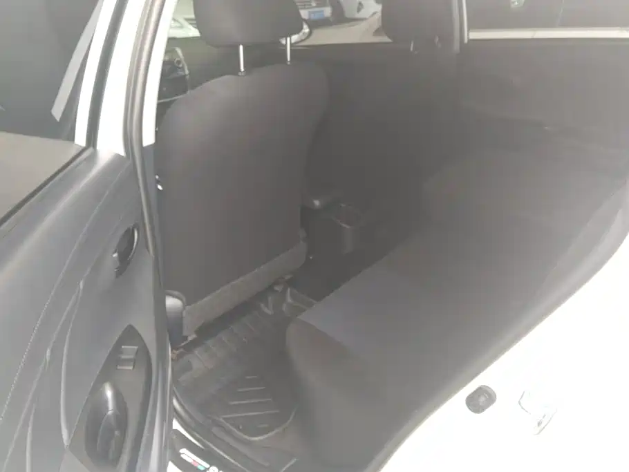 Toyota Yaris L 2019 — фото 11