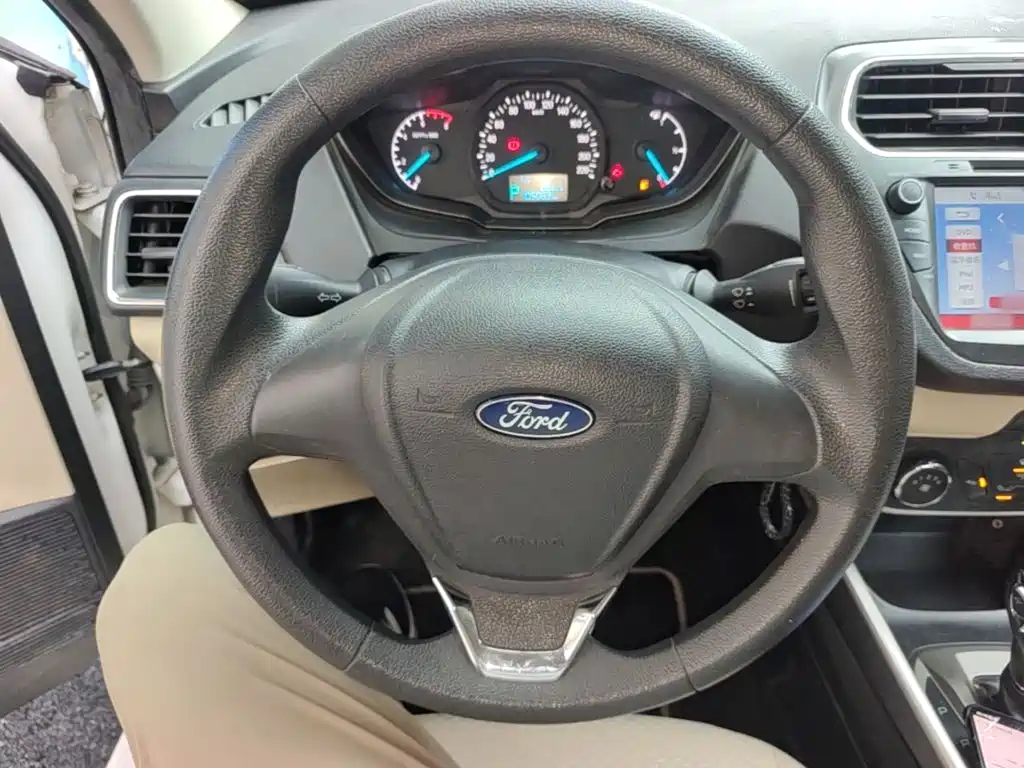 Ford Escort 2016 — фото 11