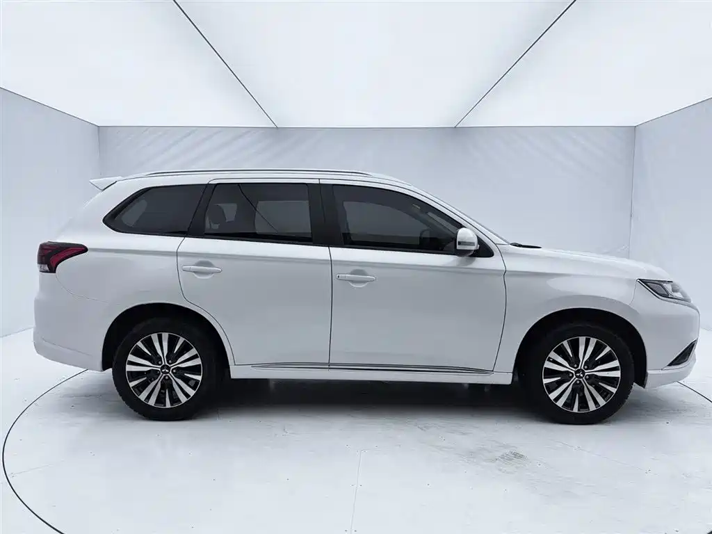 Mitsubishi Outlander 2021 — фото 4