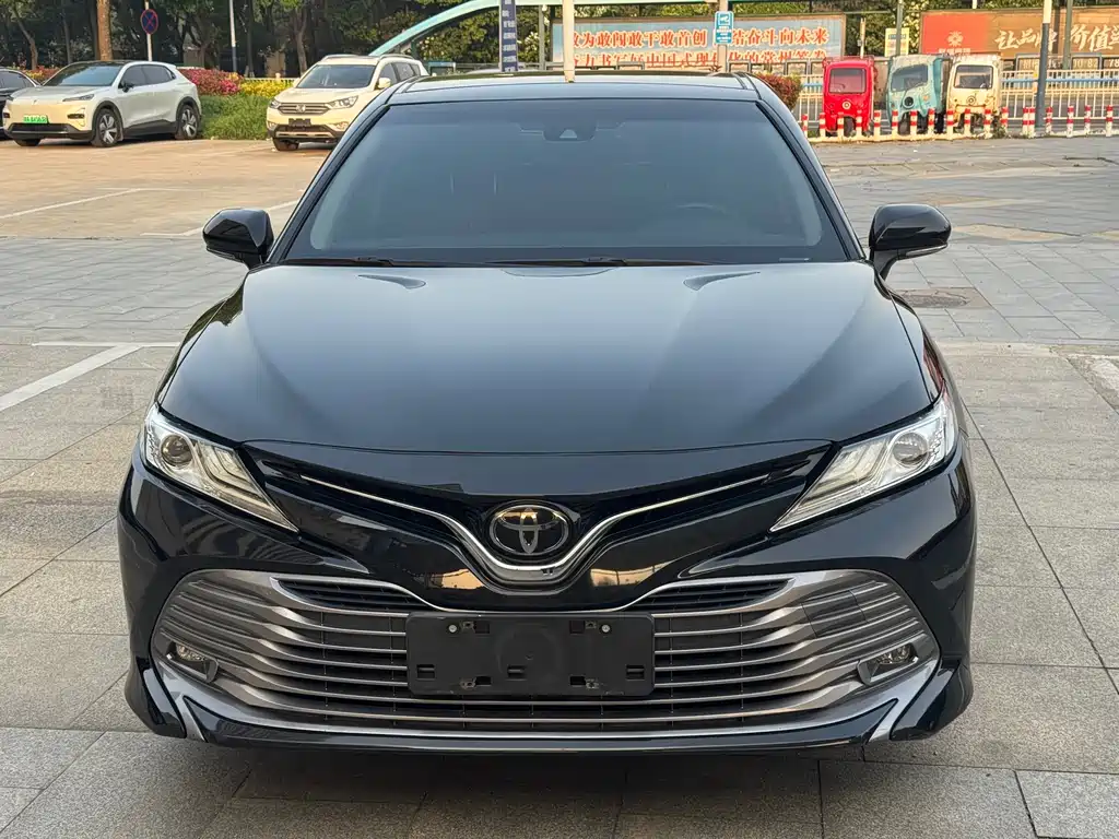 Toyota Camry 2018 — фото 2