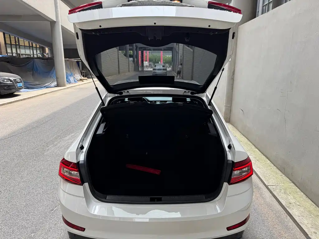 Skoda Octavia 2023 — фото 17