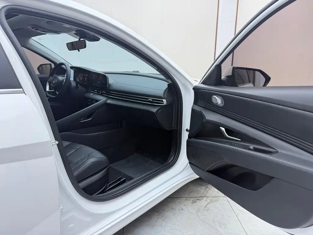 Hyundai Elantra 2022 — фото 21