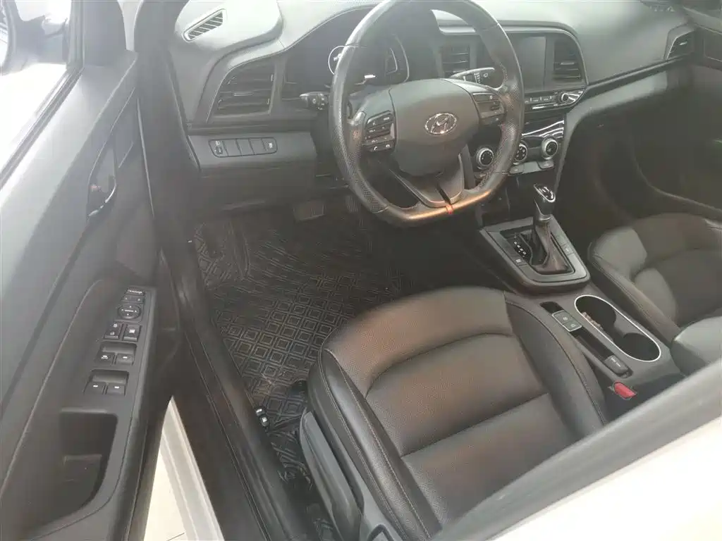 Hyundai Elantra 2019 — фото 12