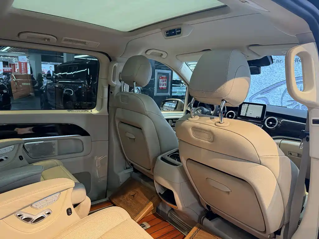 Mercedes-Benz V-Class 2017 — фото 16