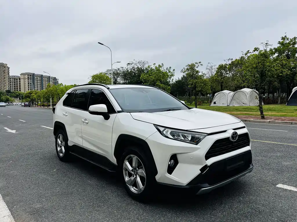 Toyota RAV4 2020 — фото 23