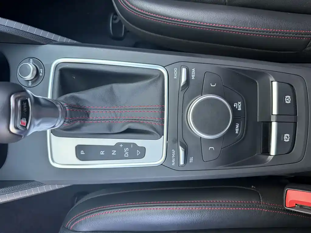 Audi Q2L 2022 — фото 16