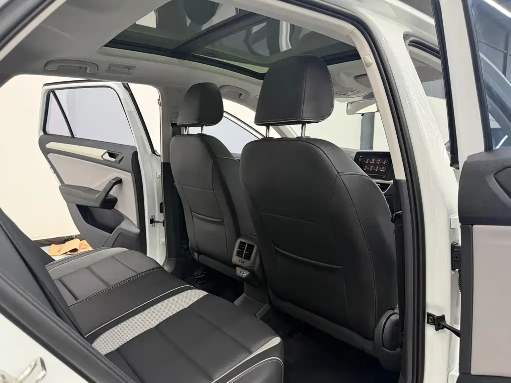Volkswagen T-Roc 2023 — фото 22