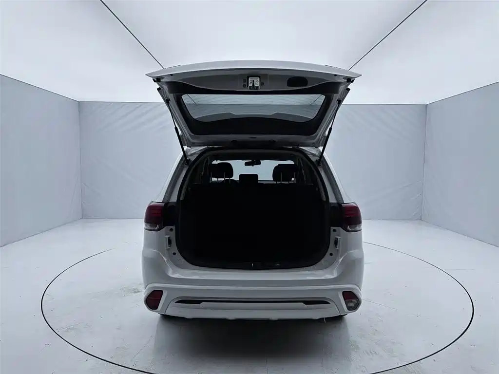 Mitsubishi Outlander 2022 — фото 9