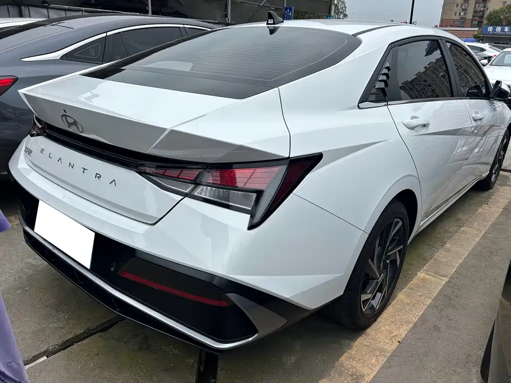 Hyundai Elantra 2023 — фото 11