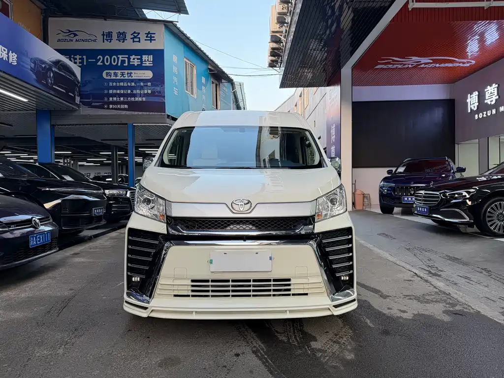 Toyota Hiace 2023 — фото 2