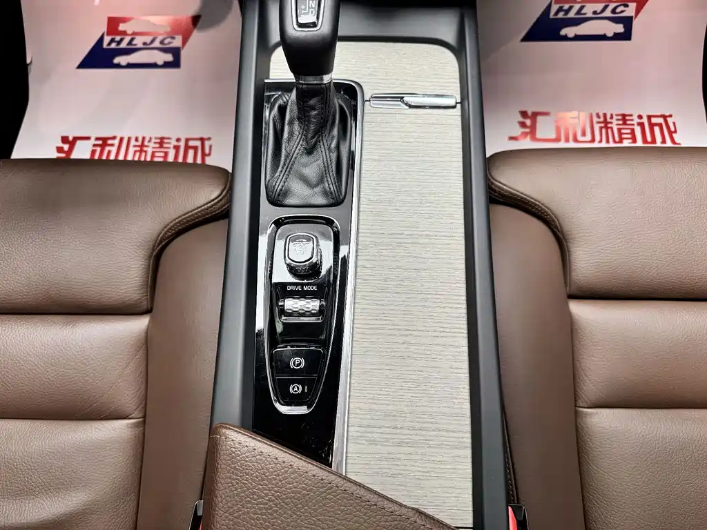 Volvo XC60 2018 — фото 13