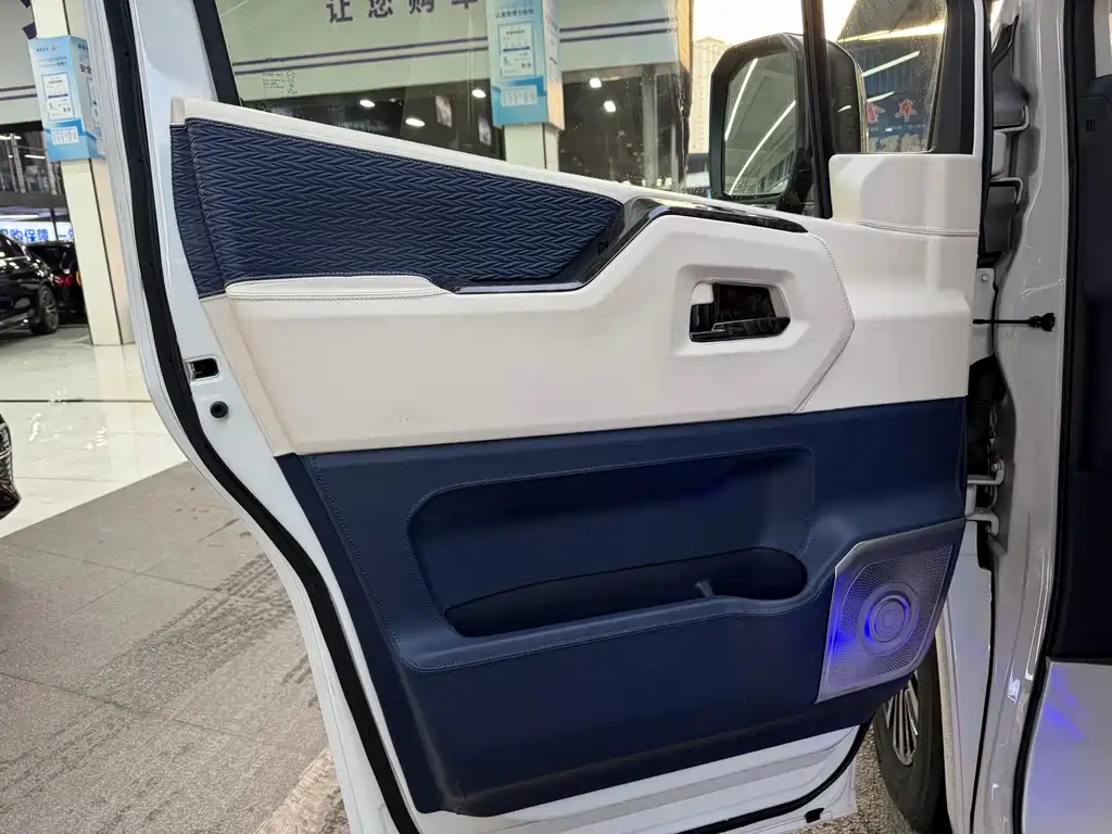Toyota Hiace 2023 — фото 8