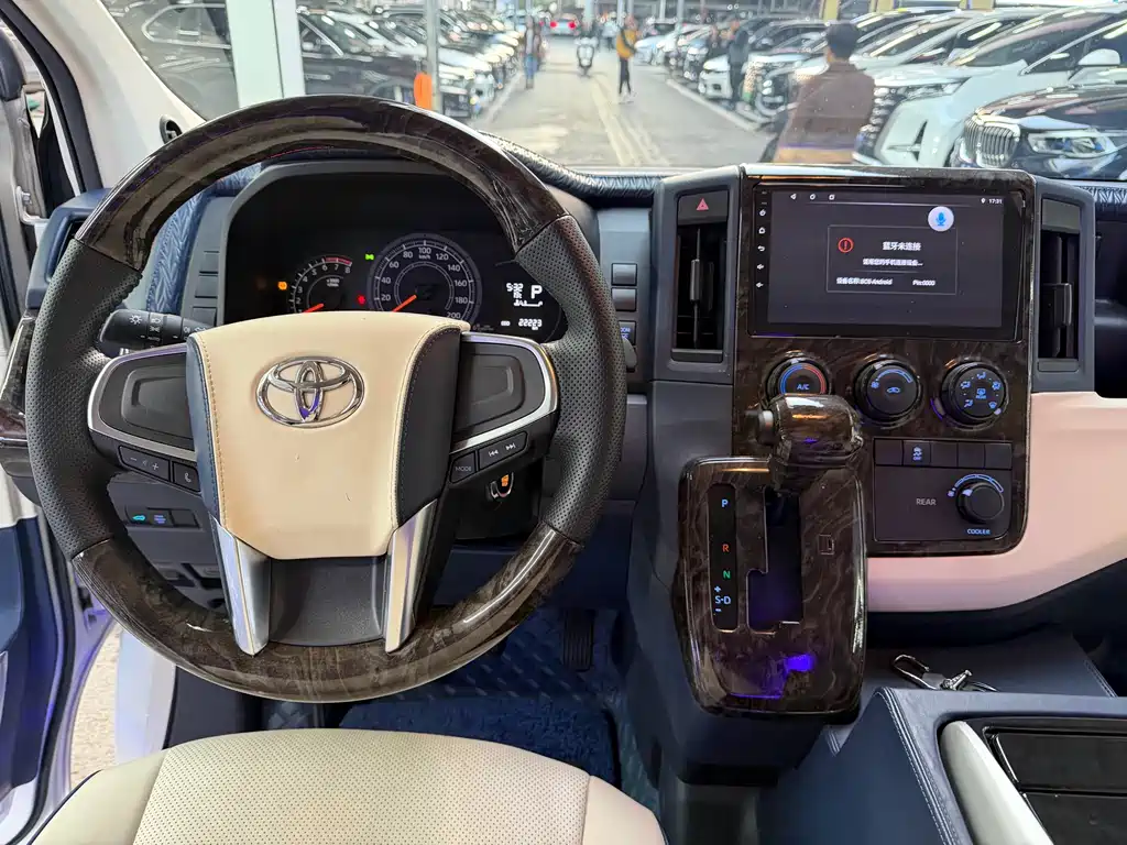 Toyota Hiace 2023 — фото 15