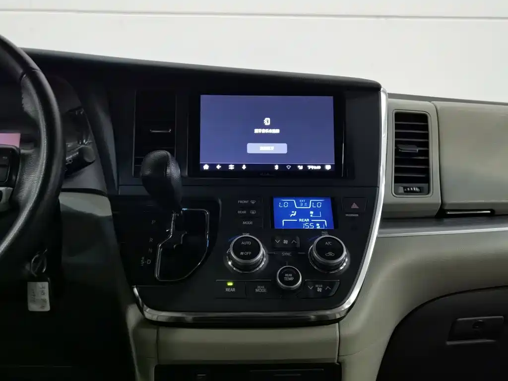 Toyota Sienna 2015 — фото 12