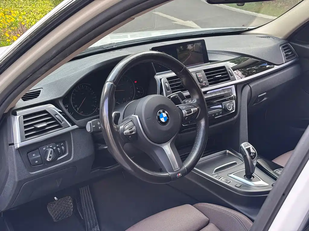 BMW 3 Series 2019 — фото 10