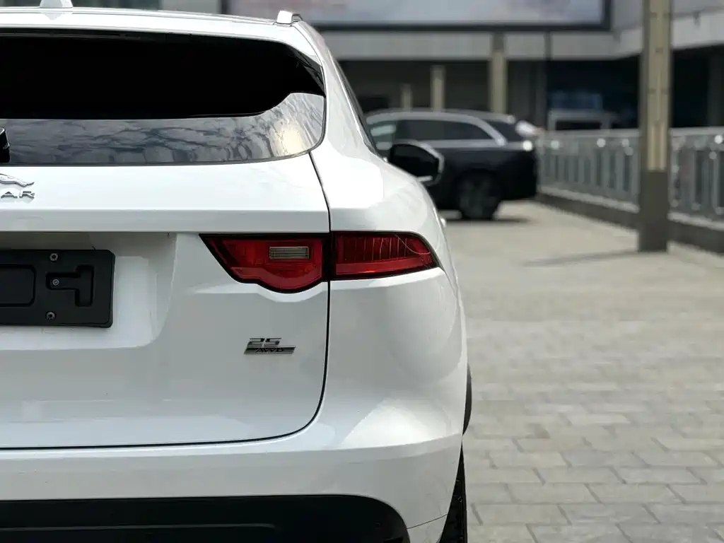 Jaguar F-PACE 2018 — фото 10