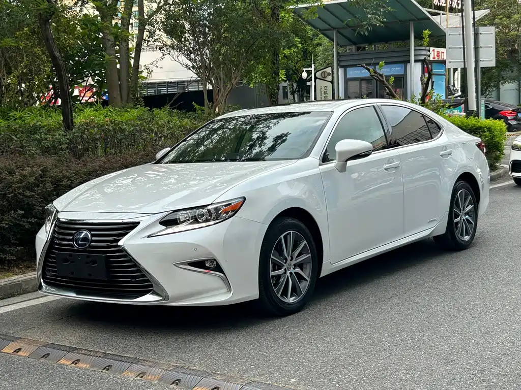 Lexus ES 2016 — фото 1