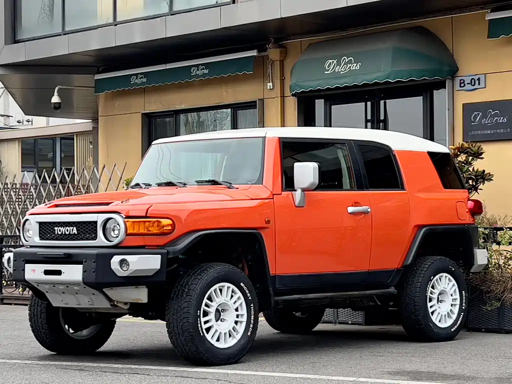 Toyota FJ Cruiser 2014 — фото 1