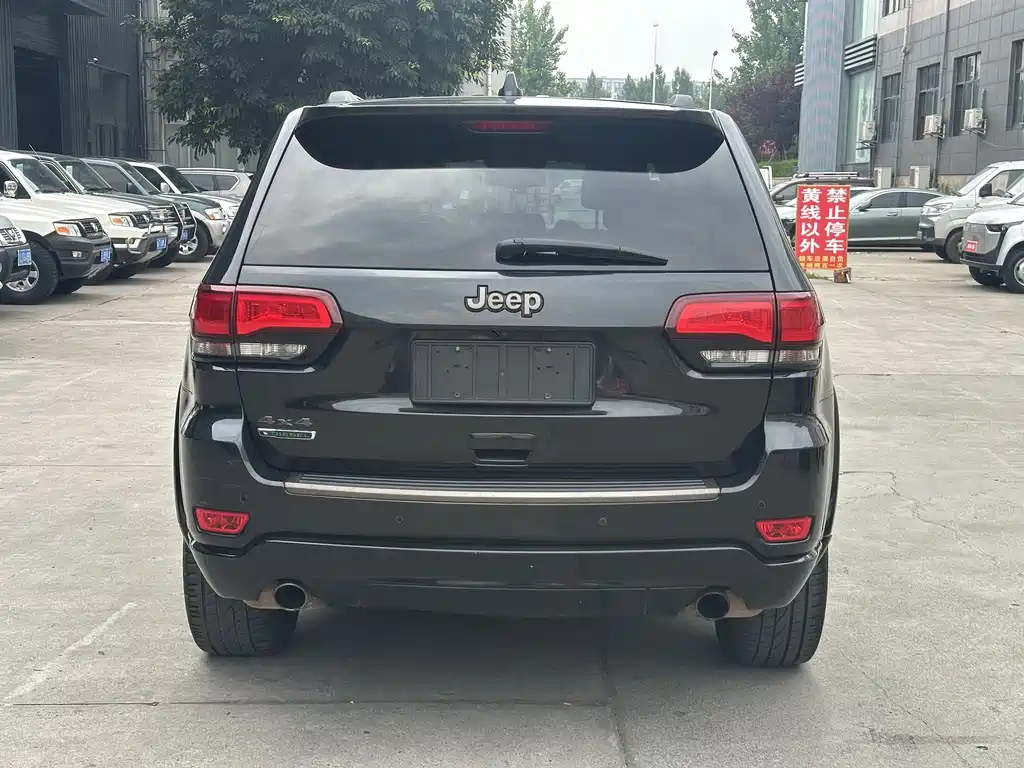 Jeep Grand Cherokee 2017 — фото 16