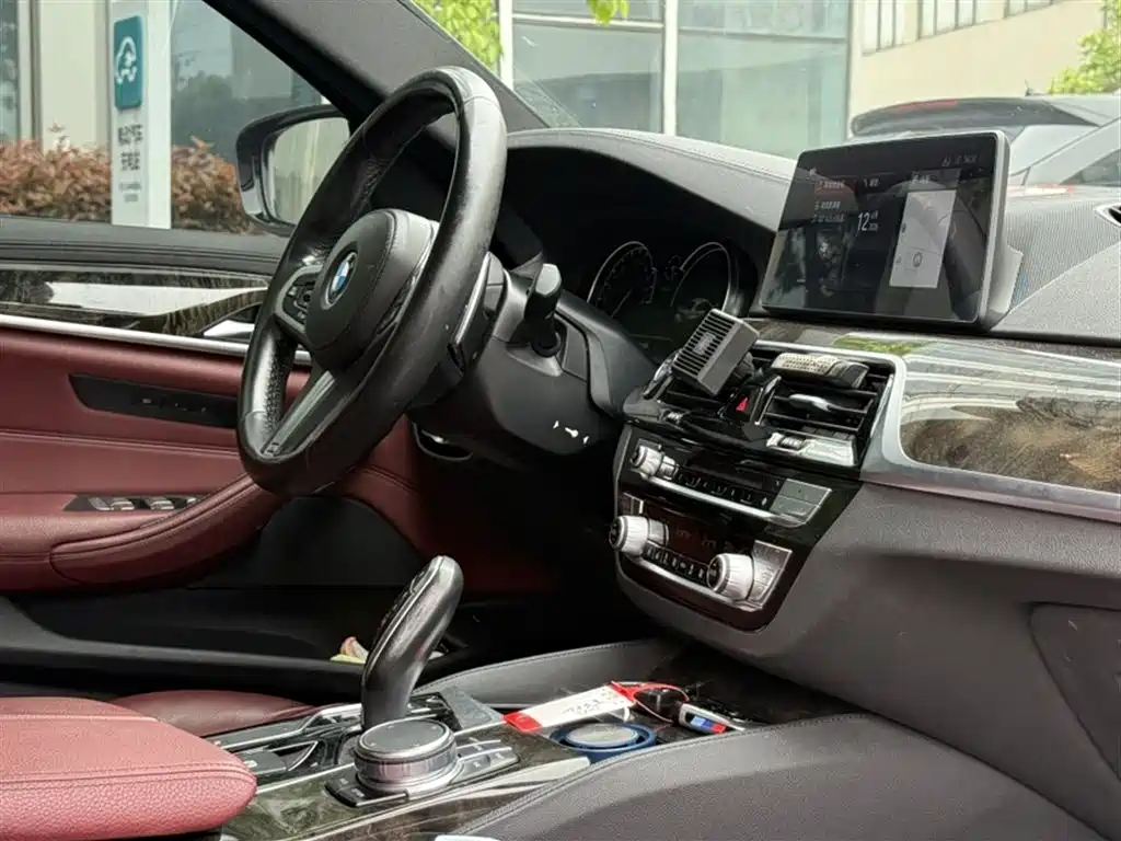 BMW 5 Series 2018 — фото 15