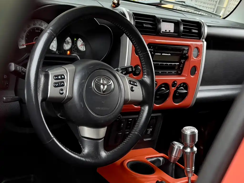 Toyota FJ Cruiser 2014 — фото 10