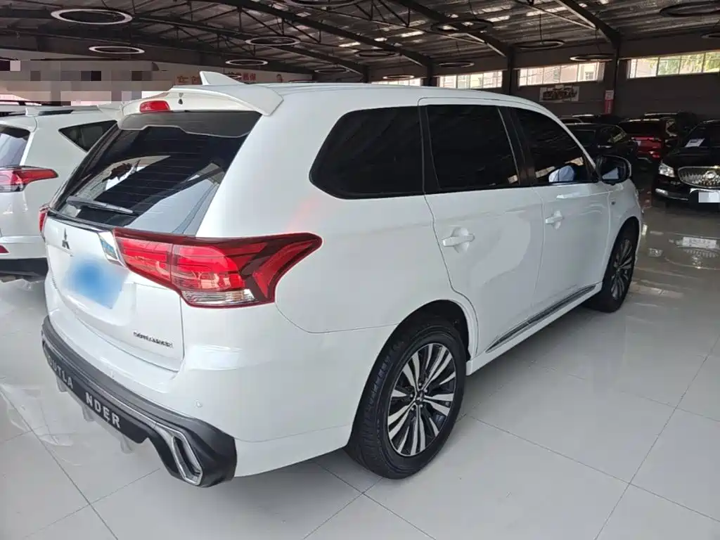 Mitsubishi Outlander 2022 — фото 7