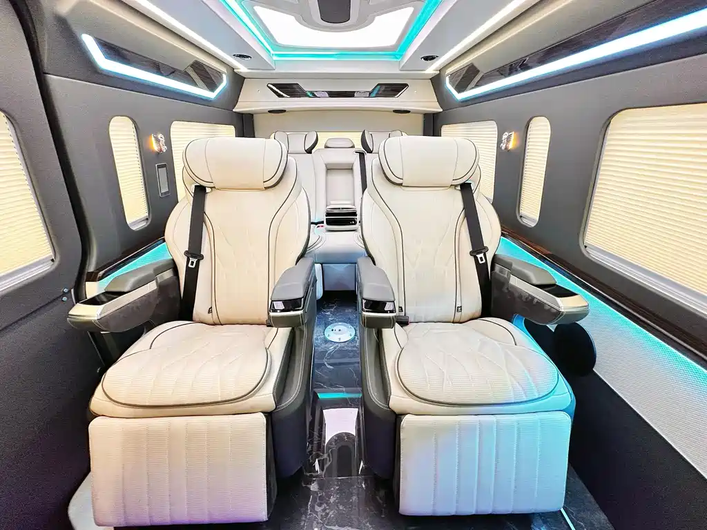Toyota Hiace 2025 — фото 11