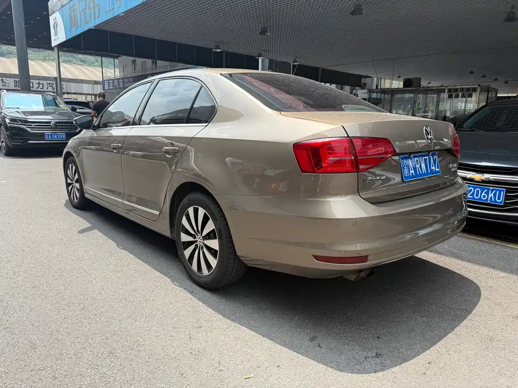 Volkswagen Sagitar 2015