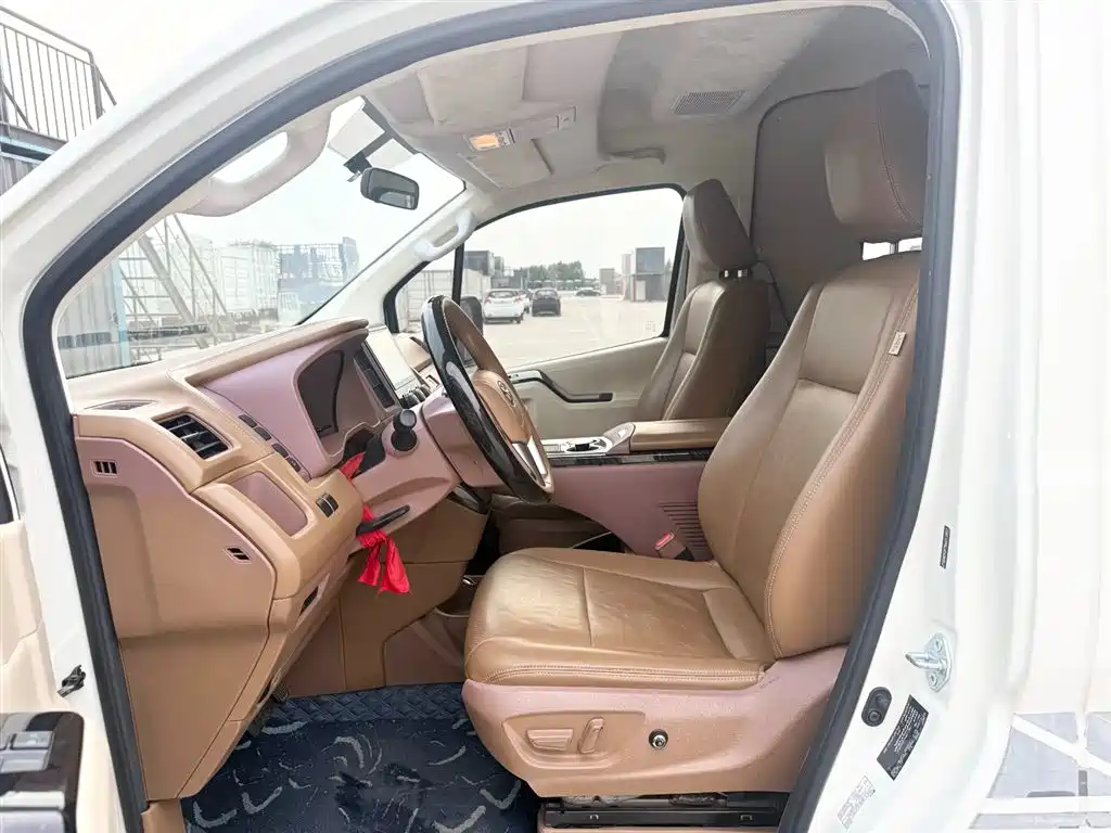 Toyota Hiace 2022 — фото 4