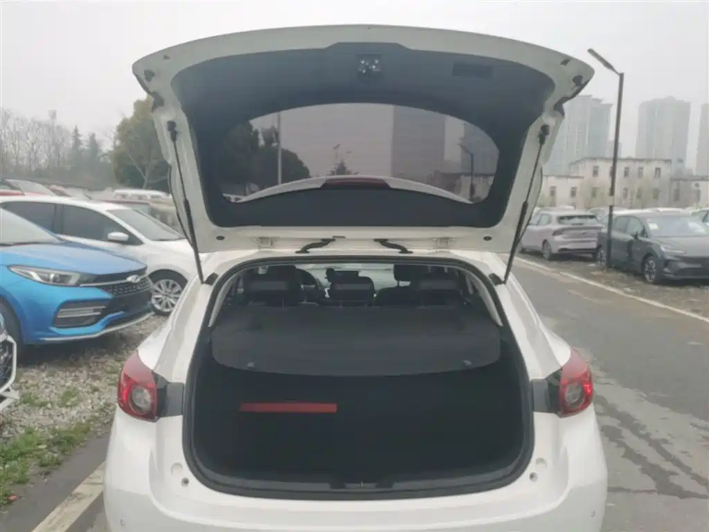 Mazda 3 Axela 2016 — фото 15