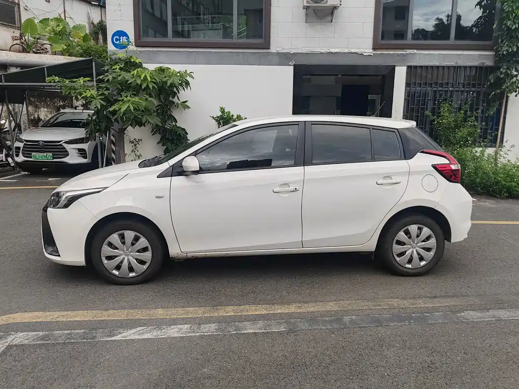 Toyota Yaris L 2017 — фото 3
