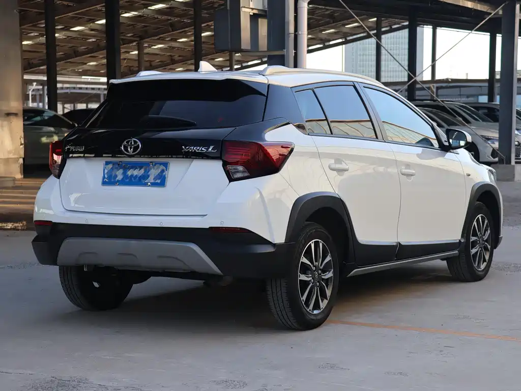 Toyota Yaris L 2022 — фото 4