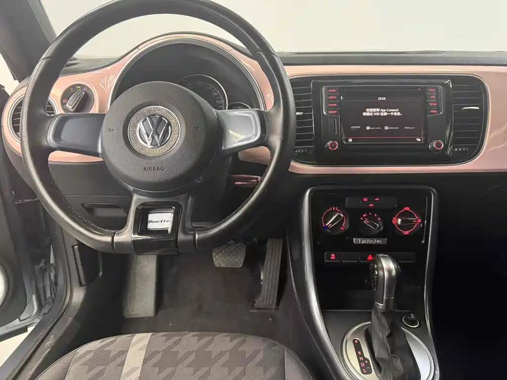 Volkswagen Beetle 2018 — фото 12