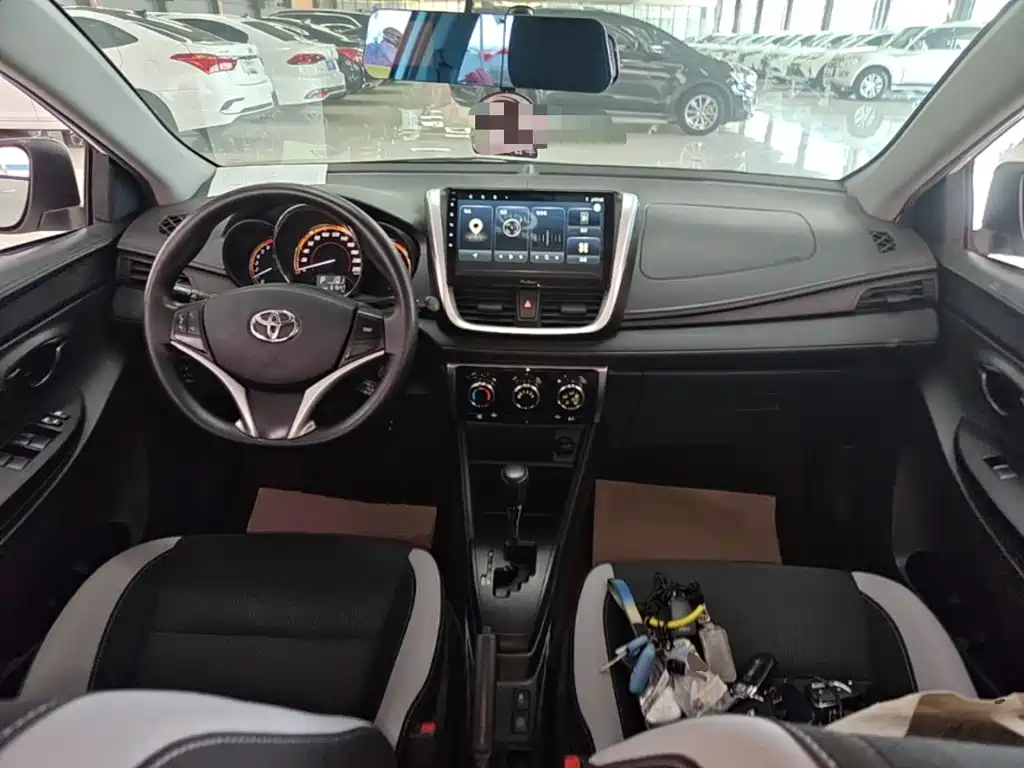 Toyota Yaris L 2022 — фото 10