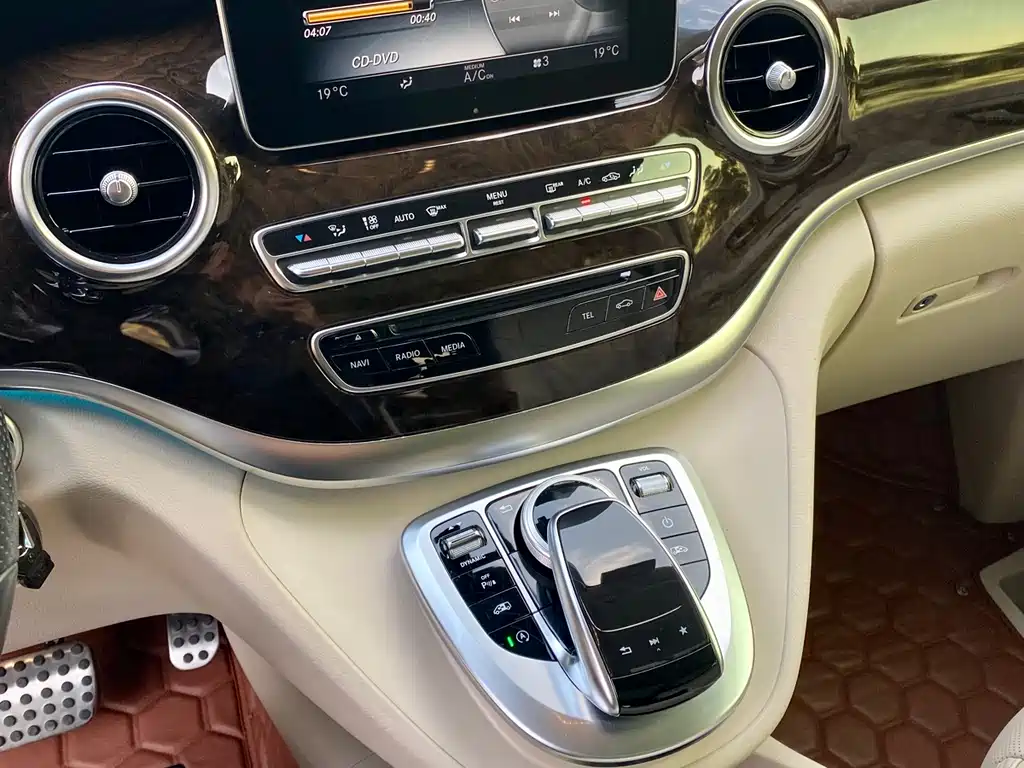 Mercedes-Benz V-Class 2017 — фото 13