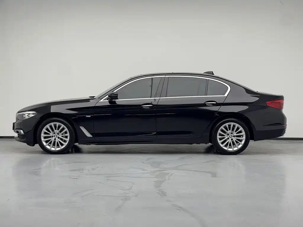 BMW 5 Series 2018 — фото 12