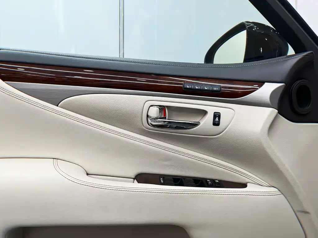 Lexus LS 2015 — фото 18