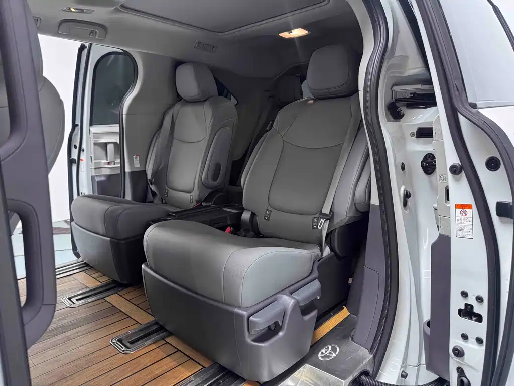 Toyota Granvia 2023 — фото 13